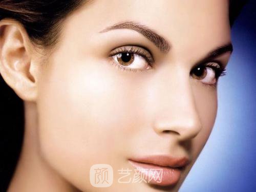 假體隆鼻后，同事都說我像混血兒